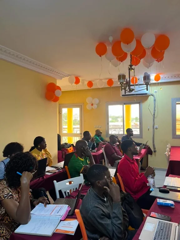 Séance de travail des apprenants en marketing digital, Les Ateliers Pratiques Yaoundé (2)