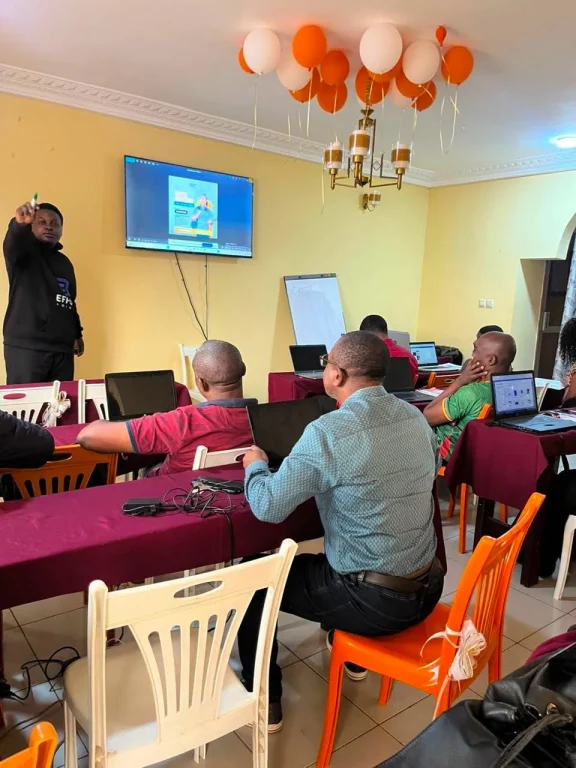 Séance de travail des apprenants en marketing digital, Les Ateliers Pratiques Yaoundé (3)