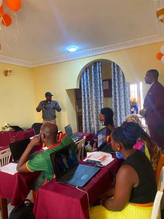 Séance de travail des apprenants en marketing digital, Les Ateliers Pratiques Yaoundé (4)
