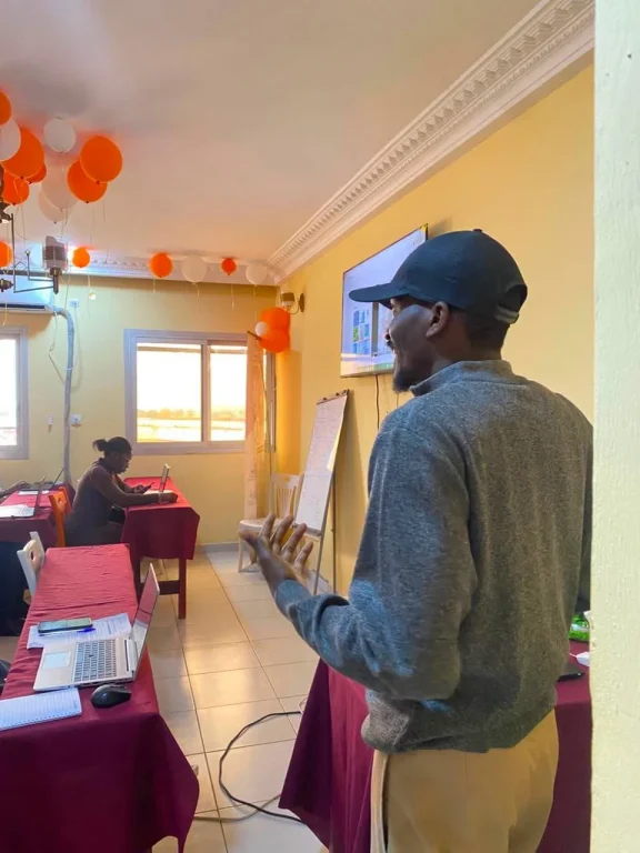 Séance de travail des apprenants en marketing digital, Les Ateliers Pratiques Yaoundé (5)