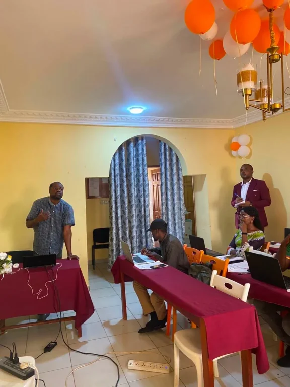 Séance de travail des apprenants en marketing digital, Les Ateliers Pratiques Yaoundé (6)