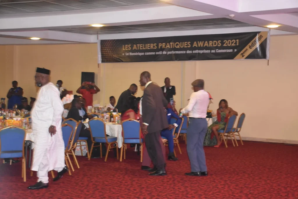 La salle de banquet sous la banderole des Ateliers Pratiques Awards 2021