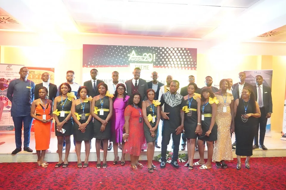 Photo de groupe sur le tapis rouge de la cérémonie des Awards