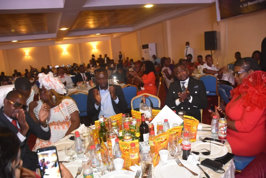 Le banquet de gala, salle pleine et convives applaudissant