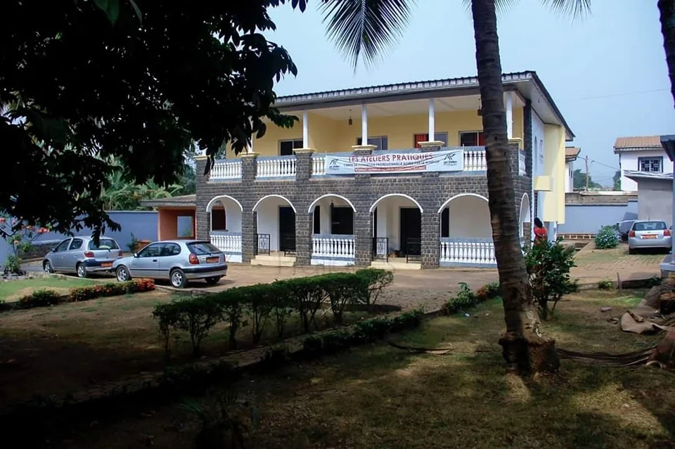 Façade du Centre de formation Les Ateliers Pratiques, avec la banderole d'agrément MINEFOP