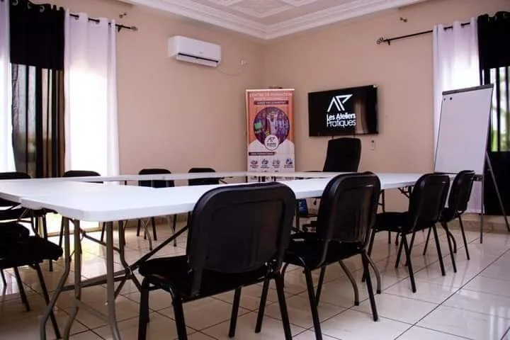 Salle de réunion du Centre, tables disposées en U et kakémono d'agrément MINEFOP