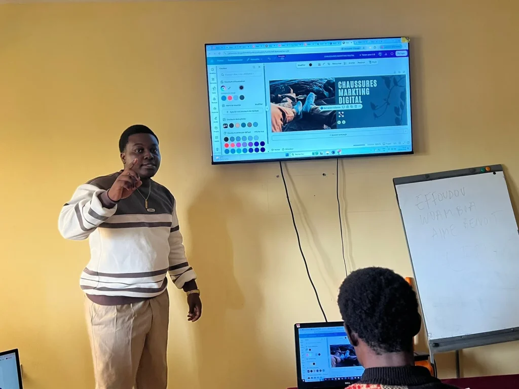 Cours de marketing digital : le formateur commente un visuel projeté à l'écran