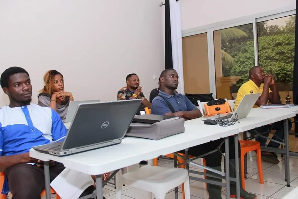 Petit groupe en session de formation dans une salle lumineuse du Centre