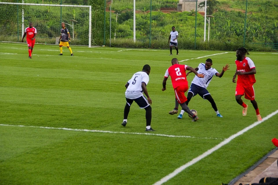 Action de match : duel pour le ballon sur gazon synthétique