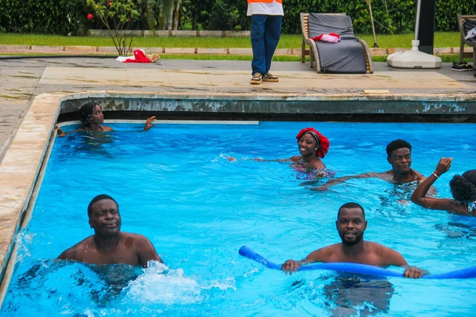 Détente à la piscine après les épreuves sportives