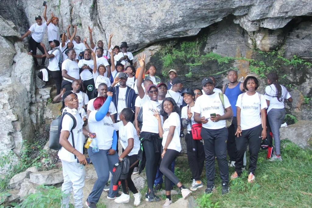 Photo de groupe lors d'une sortie de cohésion, en t-shirts du Centre