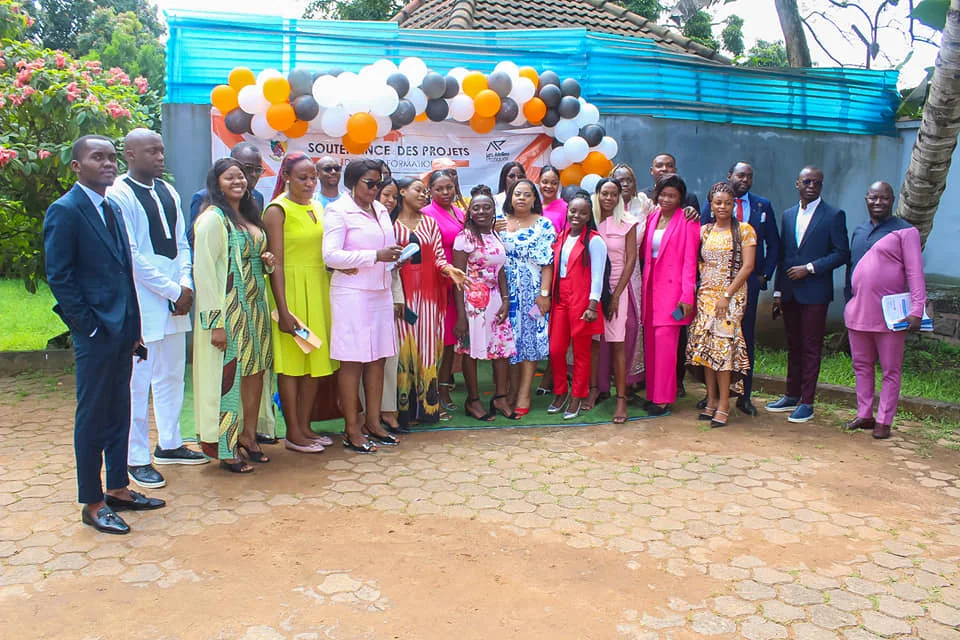 Photo de promotion sous l'arche de ballons des soutenances de fin de formation