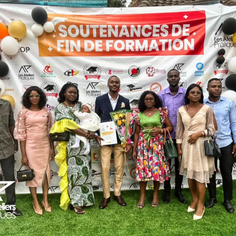Diplômés devant le photocall des soutenances, entourés de leurs proches