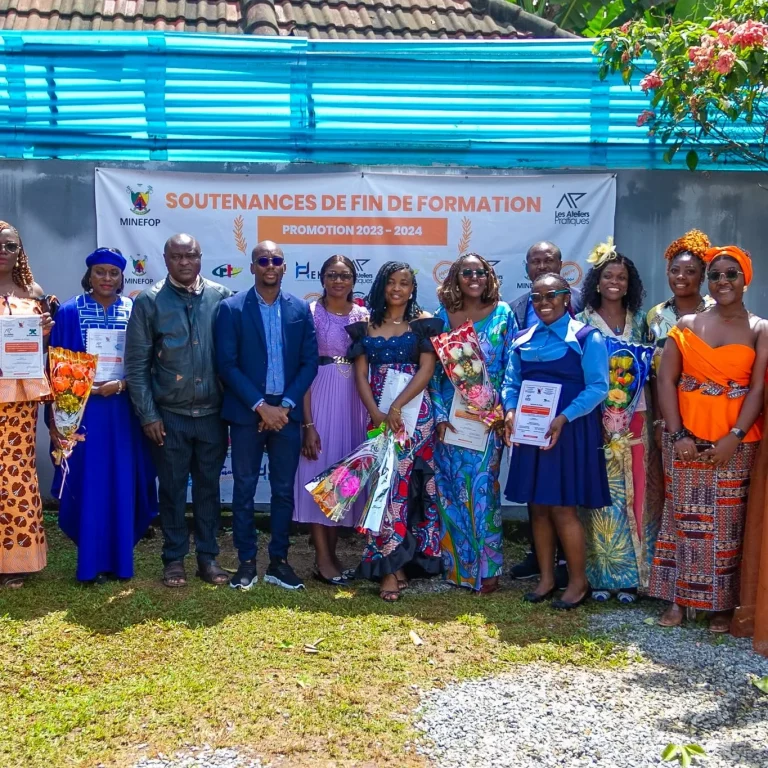 Photo officielle de la promotion 2023-2024, attestations et bouquets à la main