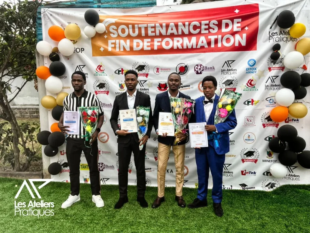 Quatre diplômés devant le photocall des partenaires, attestation reliée en main